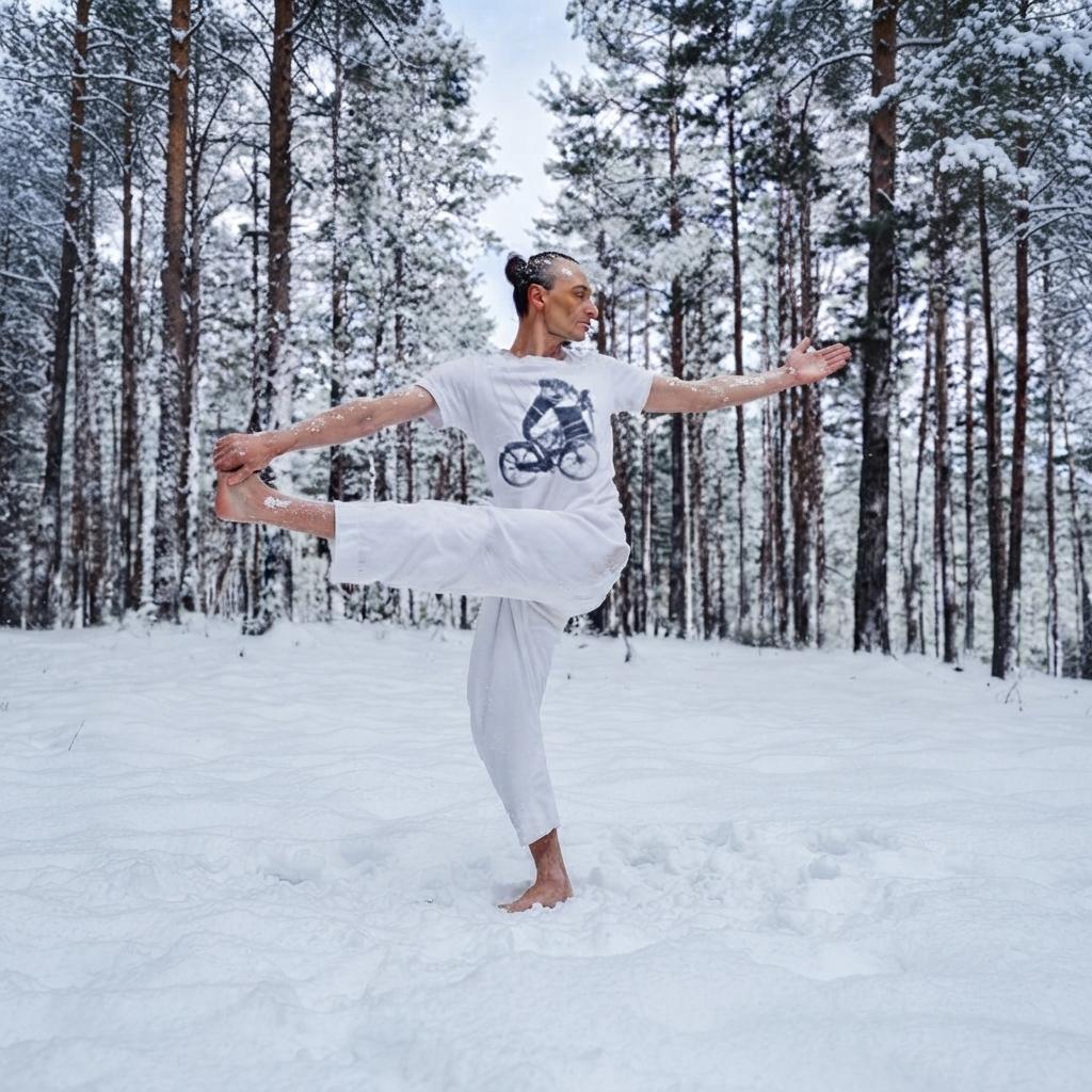 Александр Жерносек (Алекс Гинкго) — основатель ретрит-центра «Тихий Сад» и tantra.by, практика в зимнем лесу